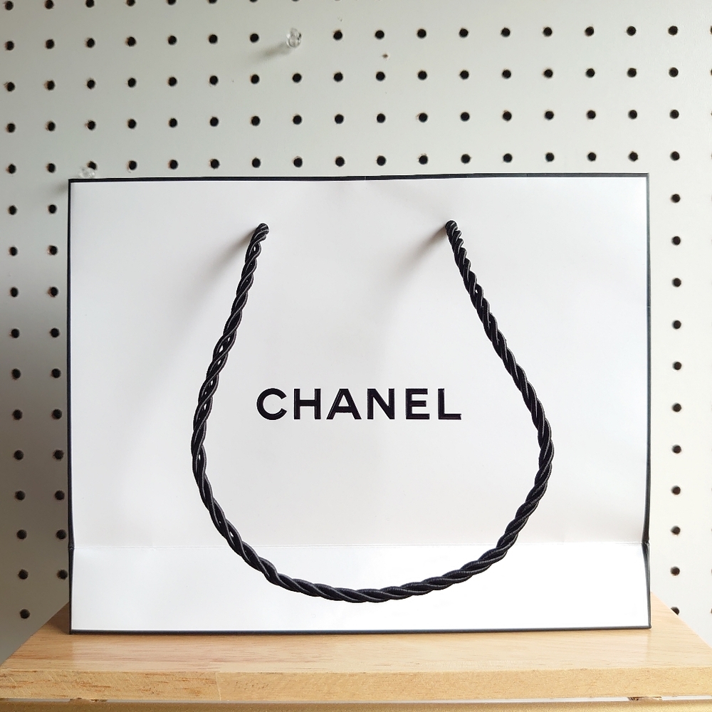 CHANEL Gift Bag White & Black